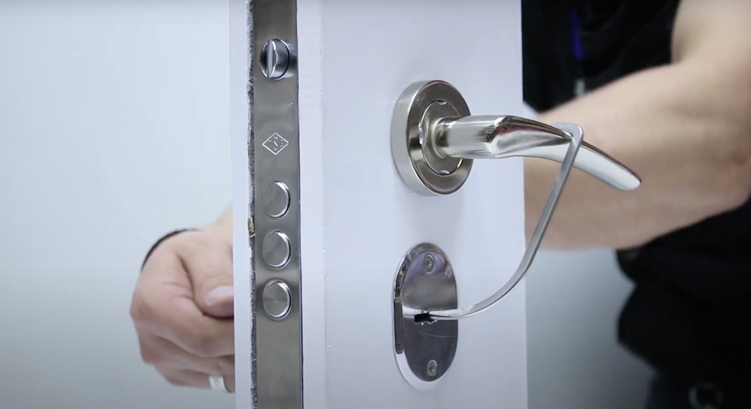 Sleutels vergeten? Zo open je een dichtgevallen deur.